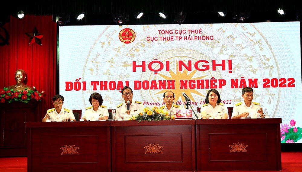 Lãnh đạo Cục Thuế thành phố và đại diện lãnh đạo các phòng chuyên môn giải đáp chính sách thuế