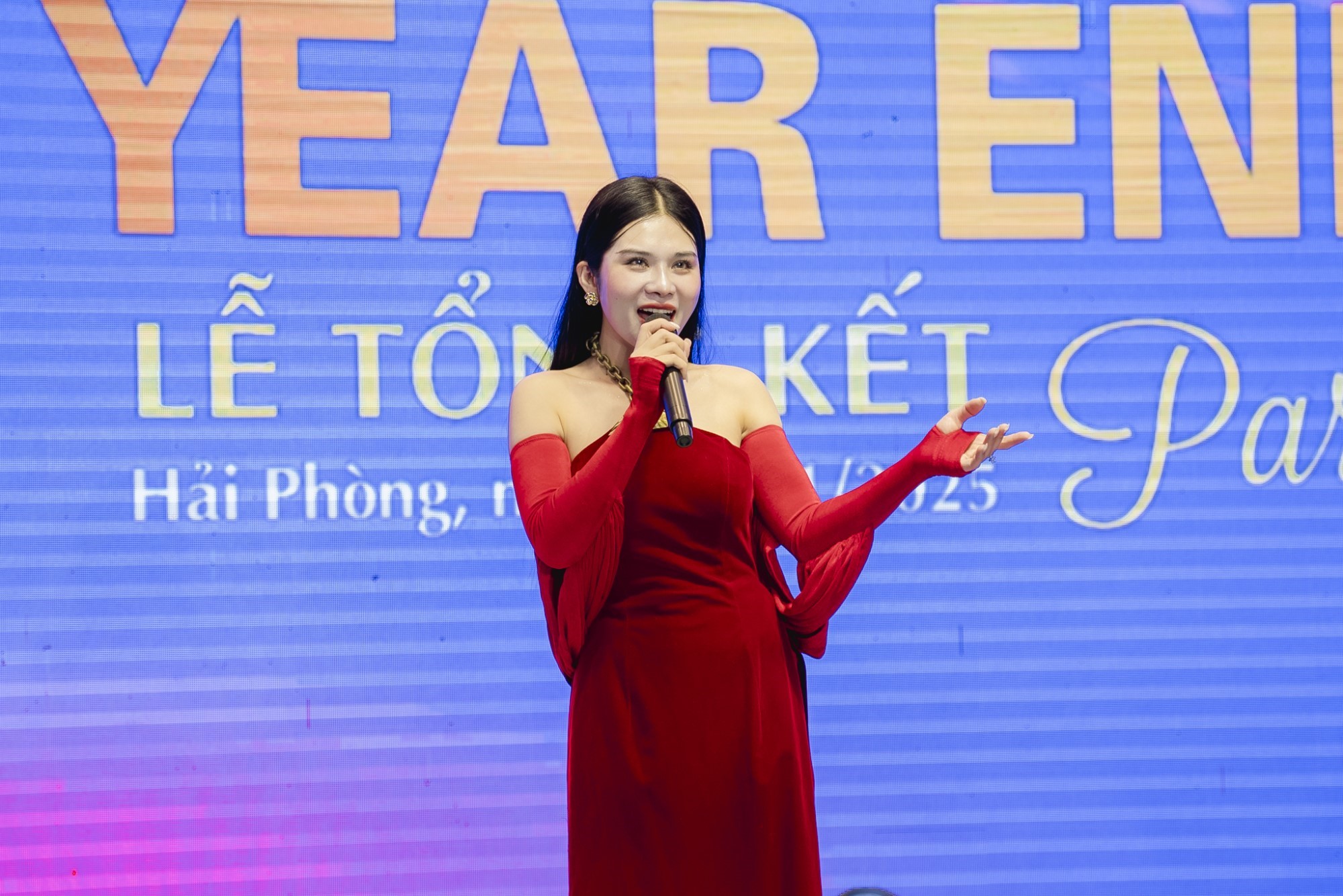 Nữ ca sĩ Khánh Ngọc biểu diễn tại chương trình