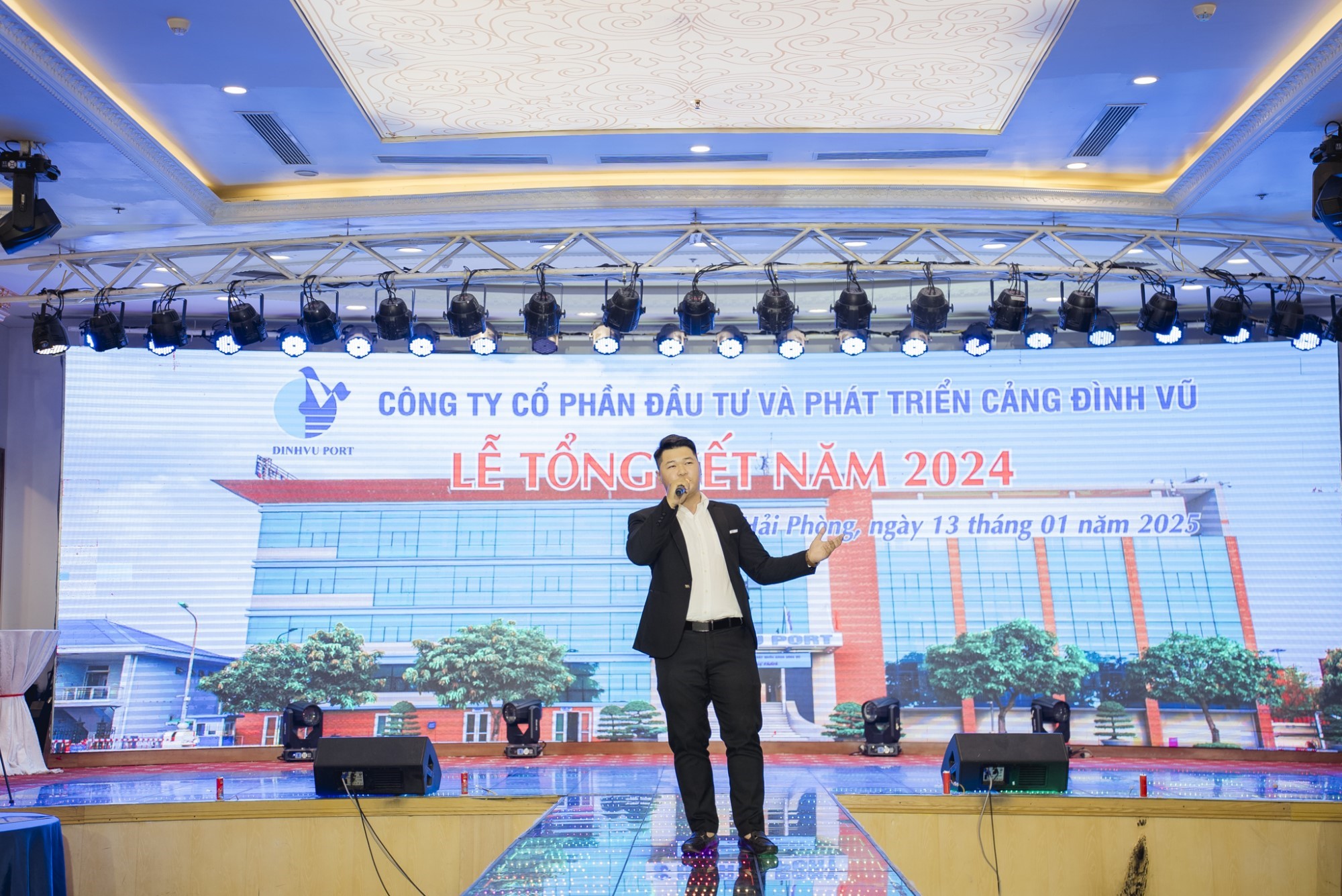 Quốc Toàn - Thành viên Đội văn nghệ Cảng Đình Vũ biểu diễn "Hạnh phúc xuân ngời"