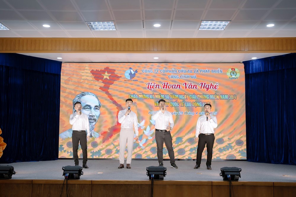 Tiết mục Đồng đội - Tốp ca Đội văn nghệ Công ty